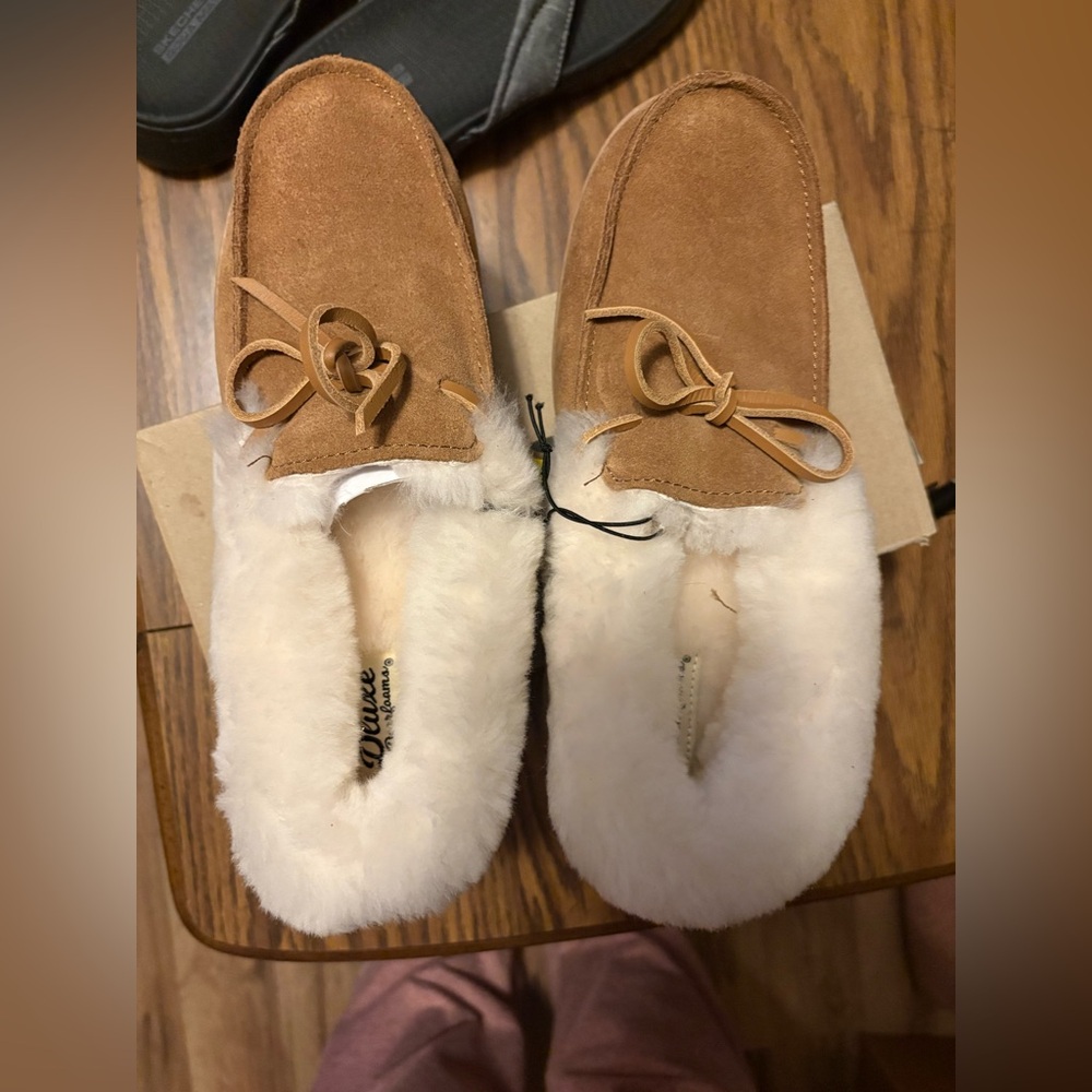DLuxe by Dearfoams Women’s Size 8 Suede Moccasin Slippers Faux Fur Lined - Picture 3 of 3